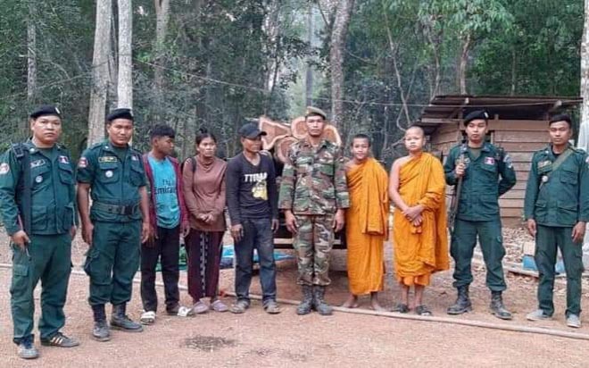 ​ជនល្មើស​លួច​កាប់​ឈើ​ធ្នង់​នៅក្នុង​ព្រៃ​សហគមន៍​សង្ឃ​រុក្ខ​វ​ន្ដ ៣​នាក់​ត្រូ​សមត្ថកិច្ច​ឃាត់ខ្លួន​