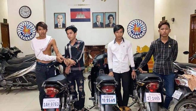 សមត្ថកិច្ច​ចូល​វាយខ្នោះ​ដល់​បន្ទប់​ហើយ ក្រុមចោរ​ដេក​ធ្វើ​មិនដឹង បន្ទាប់​ពី​បំបែកសំណុំរឿង វាយ​ប្លន់​ម៉ូតូ​បាន​សម្រេច ក្របួច​បាន​ជនសង្ស័យ​វ័យក្មេង​៦​នាក់​!