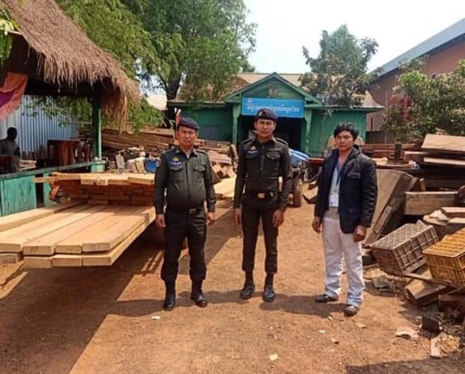 គោយន្ដ​កន្ដ្រៃ​ដឹកឈើ​ចំនួន​២​គ្រឿង​ត្រូវបាន​អាវុធហត្ថ​អន្លង់វែង​ធ្វើការ​បង្ក្រាប​