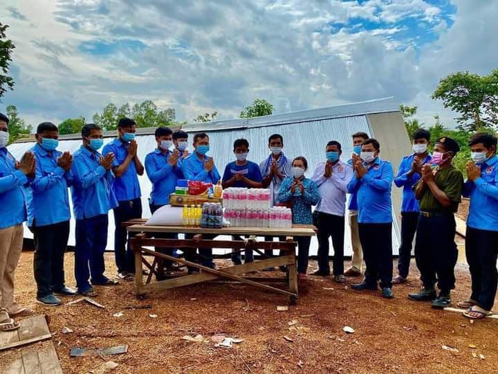 លោក ងួន ទ្ធិ​រិទ្ធ ប្រធាន​ក្រុមការងារ​យុវជន​បក្ស​ស្រុក​អន្លង់វែង​ដឹកនាំ​លោក​មេភូមិ អនុ​ភូមិ ចុះ​សាកសួរ​សុខទុក្ខ​ពលរដ្ឋ​រងគ្រោះ​ដោយ​ខ្យល់​កន្ត្រាក់ ដួល​រលំ​ផ្ទះ​និង​គ្រួសារ​ដួល​រលំ​ផ្ទះ​អោយ​សា​បាក់​របង​សង្កត់​