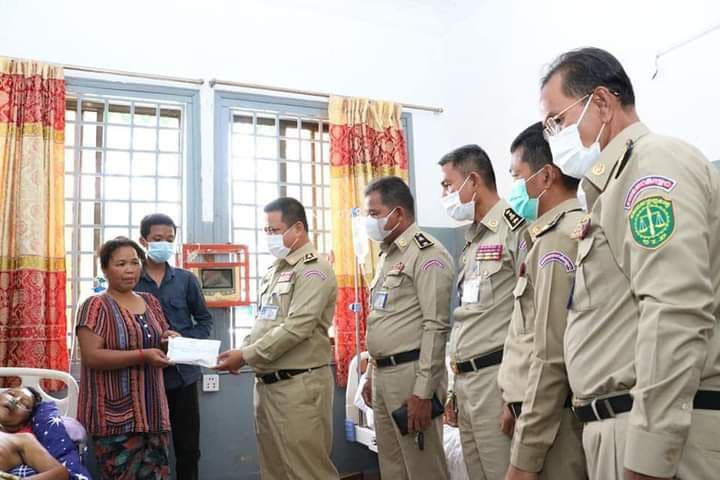 ​លោក​ឧត្តមសេនីយ៍ទោហួ​ត សុធី អញ្ជើញ​ចុះ​ជួប​សំណេះសំណាល សួរសុខទុក្ខ មន្ត្រីក្រោមឱវាទ​ដែល​កំពុង​មាន​ជំងឺ​ធ្ងន់ធ្ងរ​