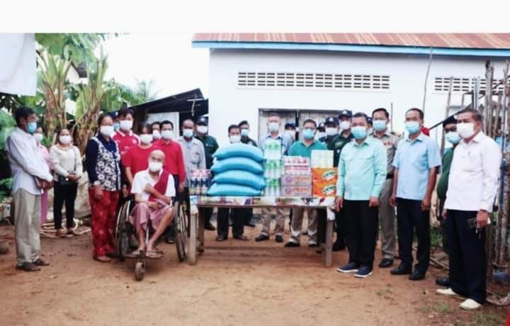 ​លោក​ឧត្តមសេនីយ៍ទោ ម៉ែន លី ស្នងការ​នគរបាល​ខេត្ត​កំពង់ធំ បាន​ឧបត្ថម្ភ ថវិកា និង​គ្រឿងឧបភោគ​បរិភោគ ជូន​គ្រួសារ​មន្ត្រីនគរបាល​
