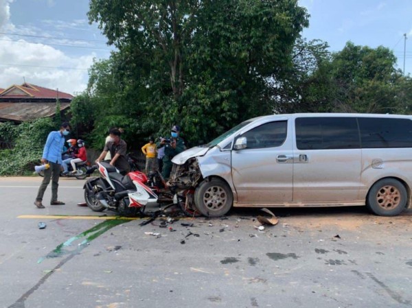 ​ម៉ូតូ​ធំ​បុក​រថយន្ត​ស្លាប់​ម្នាក់​រងរបួស​ធ្ងន់​ស្រាល​២​នាក់​