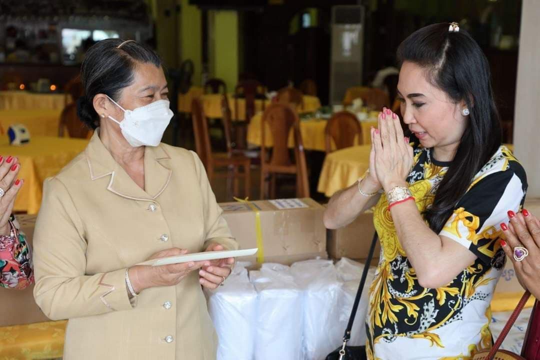 លោកជំទាវ​កិត្តិ​សង្គហ​បណ្ឌិត ម៉ែន សំអន ទទួលទៀន​ព្រះវស្សា និង​ទេយ្យវត្ថុ ពី​លោក​ម្ចាស់​ទាន សម្រាប់​ប្រគេន​ព្រះសង្ឃ​ក្នុង​រដូវ​ចូល​វស្សា​នាពេលខាងមុខ​