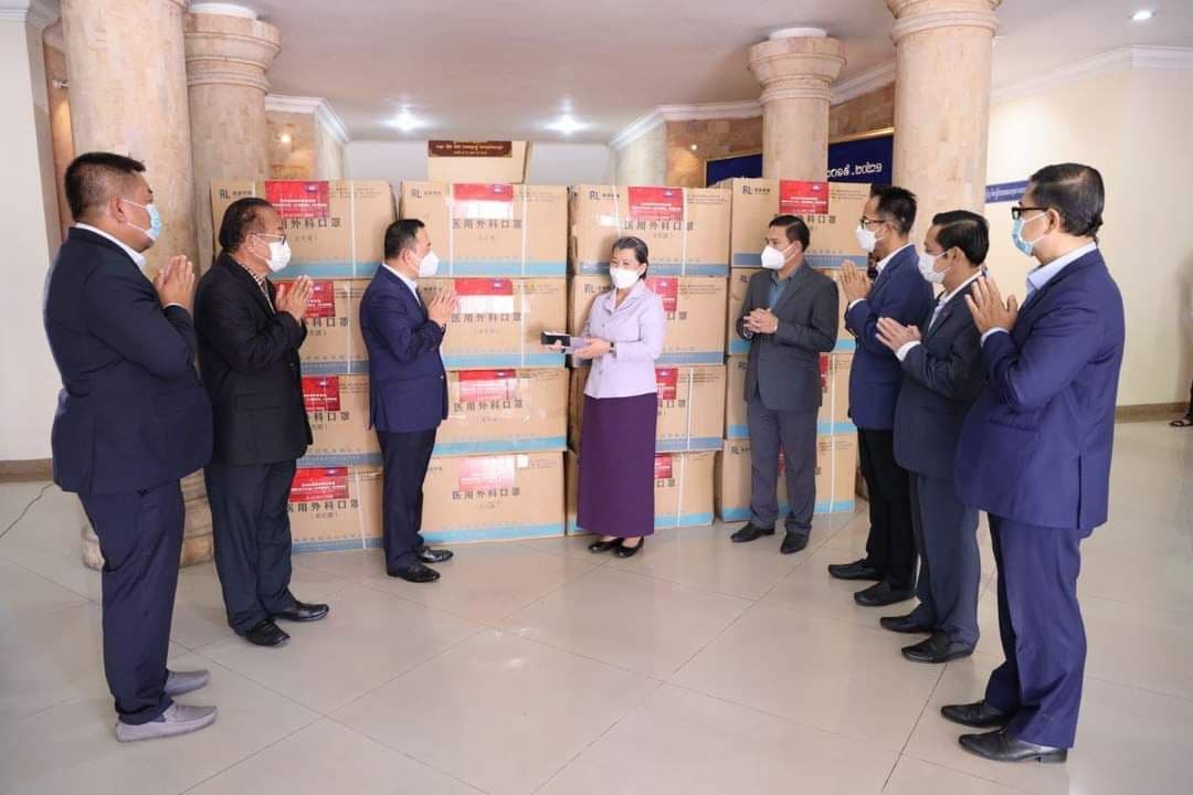 លោកជំទាវ ម៉ែន សំអន បាន​ទទួល​ម៉ាស​ចំនួន ១៥​ម៉ឺន​ម៉ាស់ របស់​ក្រុមហ៊ុន YUEFENG GROUP តាមរយៈ ឯកឧត្តម ហ៊ុន ម៉ា​ណែ​ត​