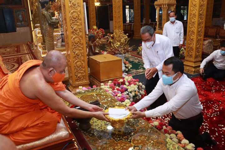 អាជ្ញាធរខេត្តកណ្តាល នាំយកទេយ្យទាន និងទៀនចំណាំព្រះវស្សា ប្រគេនដល់ព្រះសង្ឃគង់ចាំព្រះវស្សា ចំនួន៨២វត្ត នៅវត្តព្រែកឬស្សី