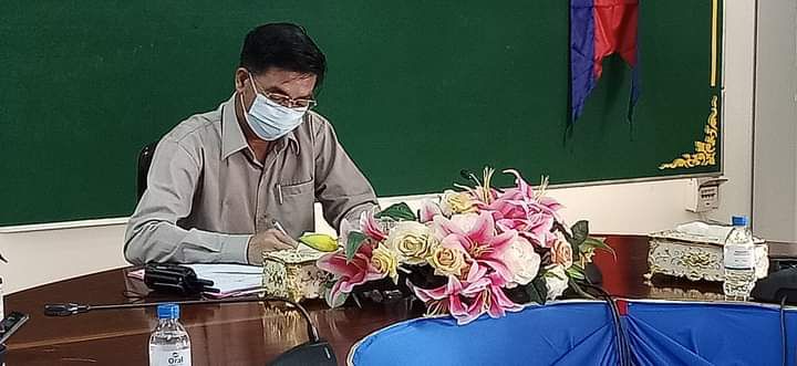 លោក ទូ សាវុធ ដឹកនាំអង្គភាពពាក់ព័ន្ធចូលរួមស្ដាប់បទបង្ហាញស្ដីពីការស្រាវជ្រាវ និងគ្រប់គ្រងអ្នកប៉ះ ពាល់តាមរយៈវីដេអូពីចម្ងាយ