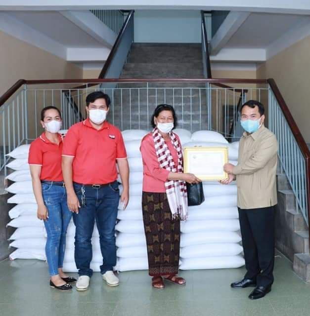 ឯកឧត្តម គង់ សោភ័ណ្ឌ អភិបាលខេត្តកណ្តាល ថ្លែងអំណរគុណដល់ម្ចាស់ចុងភៅឈ្មោះ ផុន ឡៃ និងក្រុមគ្រួសារ ផ្តល់អំណោយ