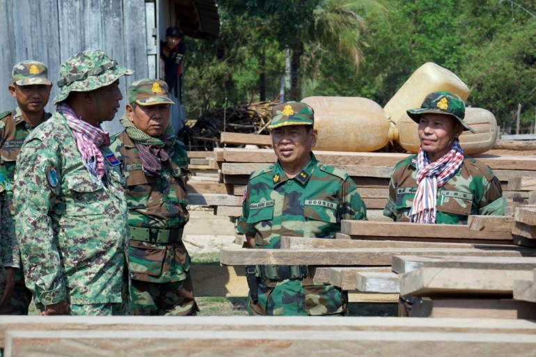 កងកម្លាំង​អន្តរាគមន៍​នៃ​បញ្ជាការដ្ឋាន​តំបន់​ប្រតិបត្តិការ​សឹក​រង​កំពង់ធំ  បាន​សហការ​ជាមួយ​ស្ថាប័ន​បរិស្ថាន​ខេត្ត​បង្ក្រាប និង​រឹបអូស​ឈើ​ចម្រៀក​ប្រភេទ​លេខ​២​ប្រមាណ​ជាង ១៣​ម៉ែត្រគូប នៅក្នុង​តំបន់​ព្រៃ​ឡង់ ជាប់​ព្រំប្រទល់​ខេត្ត​កំពង់ធំ និង​ខេត្ត​ក្រចេះ !